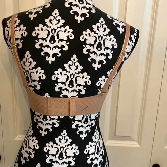 Knix Wingwoman 6 bra w/plunging neck molded cups &extra coverage. - Picture 3 of 16